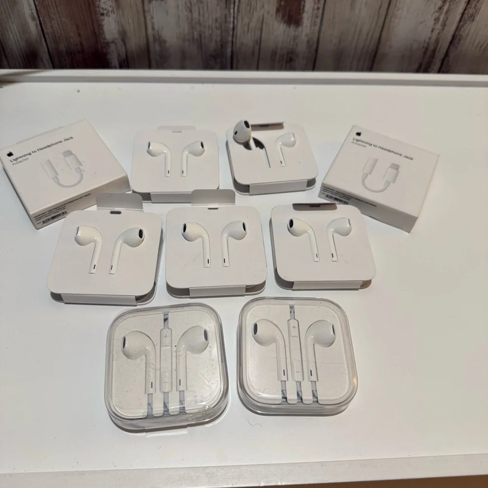 Apple White Earbuds and Earphones Bundle with 2 Lightning Jack